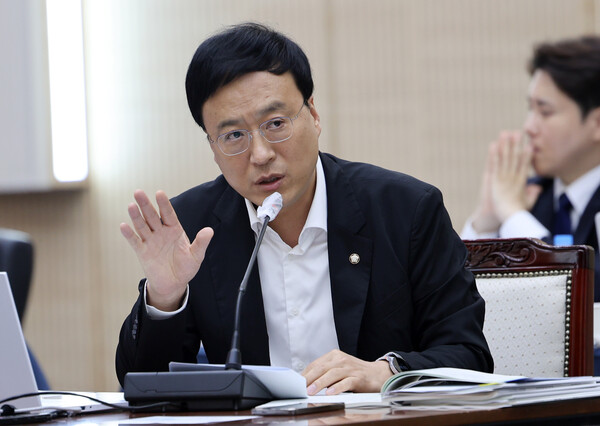 국민의힘 정성국 의원이 지난 달 22일 전북대에서 열린 국회 교육위원회 국정감사에서 질의하고 있다. [사진=연합뉴스]