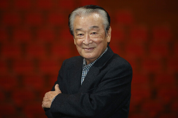 현역 '최고령 배우'로 활동해온 배우 이순재가 별세했다. 향년 91세. 유족에 따르면 이순재는 25일 새벽 세상을 떠났다. 이순재는 최근까지 연극 '고도를 기다리며를 기다리며'와 KBS 2TV 드라마 '개소리' 등에 출연하며 왕성하게 활동했다. 사진은 2021년 연극 '리어왕' 인터뷰를 마치고 포즈 취하는 배우 이순재. [사진=연합뉴스]