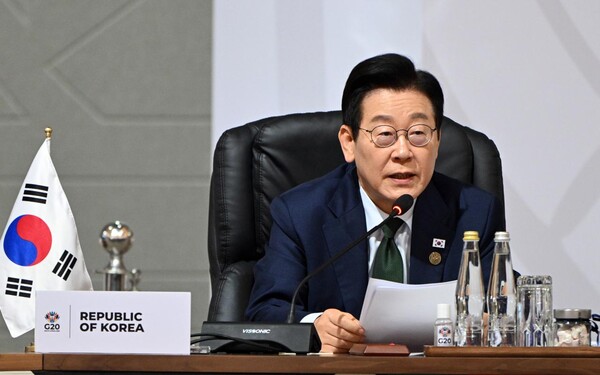 이재명 대통령은 25일 페이스북을 통해 현역 최고령 배우로 활동해 온 배우 이순재가 별세한 데 대해 "깊은 애도를 표한다"며 추모의 뜻을 밝혔다. [사진=연합뉴스]