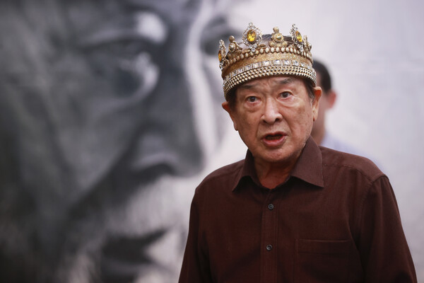 현역 '최고령 배우'로 활동해온 배우 이순재가 별세했다. 향년 91세. 사진은 2003년 연극 '리어왕: KING LEAR' 연습실 공개 및 간담회에서 주요 장면 시연하는 배우 이순재. [사진=연합뉴스 자료사진]