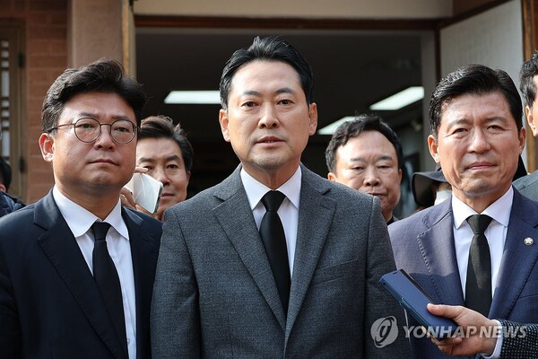 국민의힘 장동혁 대표가 25일 경북 구미시 상모동 박정희 전 대통령 생가에서 참배를 마친 뒤 취재진 질문에 답변하고 있다. [사진=연합뉴스]