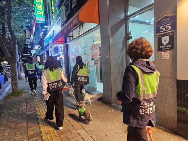 ▲ "위험한 것 같다멍"…수완동 반려견 순찰대 (사진=광주광산구 제공)