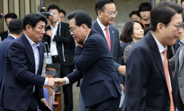 국민의힘 송언석 원내대표가 24일 서울 여의도 국회에서 열린 의원총회에서 의원들과 인사를 나누고 있다. [사진=연합뉴스]