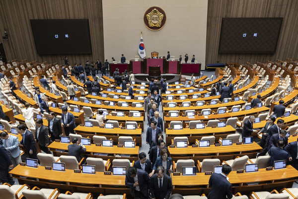  지난 9월 29일  4박 5일간의 필리버스터(무제한 토론)을 거쳐 5개의 법안 처리를 끝낸 뒤 본회의장을 떠나고 있다.[사진=연합뉴스]