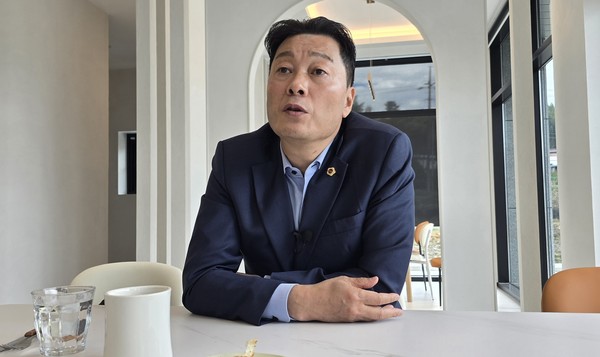 서동욱 전 전남도의회 의장이 남도언론인협회와 인터뷰를 하고 있다[사진=남도언론인협회]