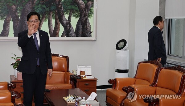 더불어민주당 김병기 원내대표와 국민의힘 송언석 원내대표(왼쪽)가 25일 서울 여의도 국회에서 대장동 사건 항소포기 여야 국정조사 등 쟁점에 대해 협상하기에 앞서 회동하고 있다. 송 원내대표가 운영위원장실에 들어섰을 때 김 원내대표가 전화통화 중인 모습.