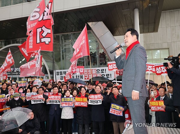 국민의힘 장동혁 대표가 25일 구미역 광장에서 열린 민생회복과 법치수호 경북 국민대회에서 발언하고 있다. [사진=연합뉴스]