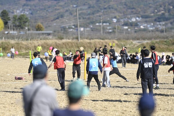 논두렁 축구대회(제공=하동군)