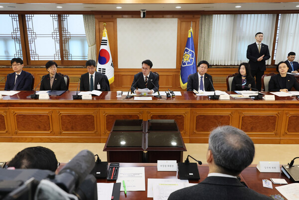 김민석 국무총리가 25일 서울 종로구 정부서울청사에서 열린 미세먼지특별대책위원회를 주재하고 있다. [사진=연합뉴스]