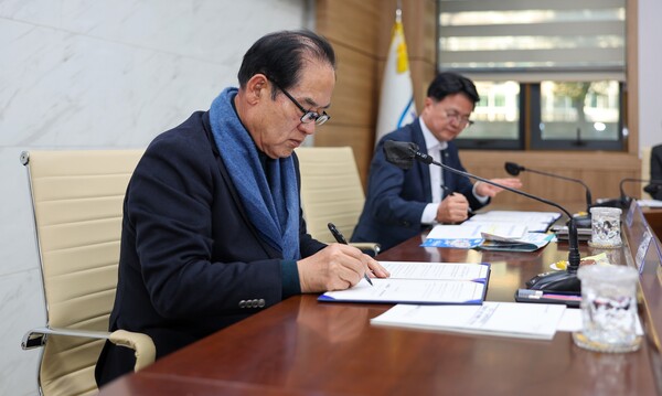 지난 25일에 중소벤처기업연구원 과 '지방 살리기 상생 자매결연 업무협약'을 체결하고 있다