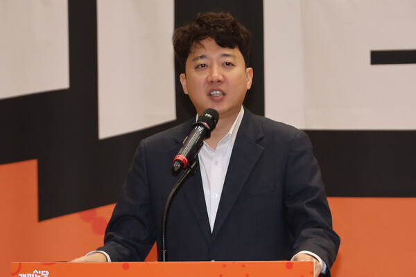 이준석 개혁신당 대표는 26일 라디오에 출연해 장외 집회를 하며 윤어게인, 부정선거 등 강성 지지층 결집을 하고 있는 국민의힘을 향해 "장동혁 대표는 황교안 시즌 2다. 계엄 사과도 기대치가 없다"고 말했다.  [사진=연합뉴스]