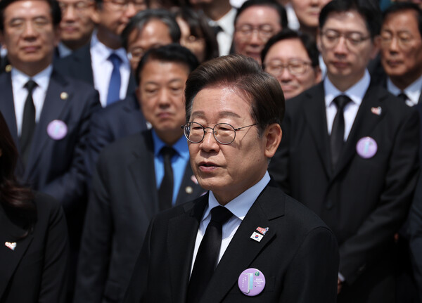 더불어민주당 당시 이재명 대선후보가 지난 5월 18일 광주광역시 북구 국립 5·18민주묘지에서 열린 5·18민주화운동 45주년 기념식에 참석한 뒤 취재진과 만나 이날 발표한 개헌 관련 입장에 대한 질문에 답하고 있다. [사진=연합뉴스]