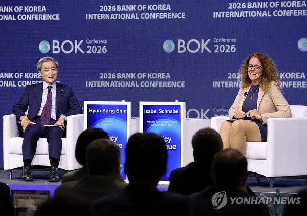  1일 서울 중구 한국은행 별관에서 열린 '2026 BOK 국제 콘퍼런스'에서 신현송 한국은행 총재와 이자벨 슈나벨 유럽중앙은행(ECB) 집행이사가 정책 대담을 하고 있다. [사진=연합뉴스]