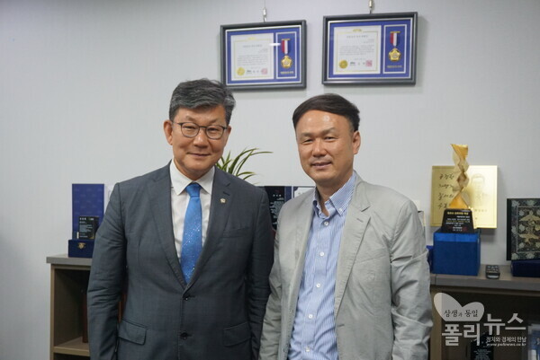 김남근 의원과 전규열 폴리뉴스 편집국장이 지난 19일 국회에서 청년 창업과 재도전 지원, 기술탈취 근절, AI 시대 청년정책 등을 주제로 인터뷰를 진행한 뒤 기념촬영을 하고 있다. [사진=권은주 기자]