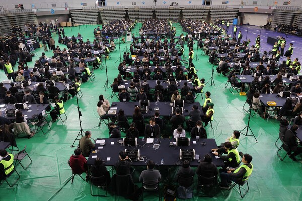 [이슈] <b>올공</b> 투표지 427만장 개표 시작...시위대 다시 결집, '벽돌 투표...