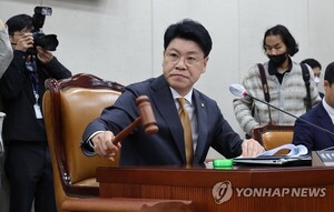 여야 고성 오간 행안위.. 장제원 "부끄러운 줄 알라" <b>이성만</b> "싸가지 없어"