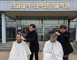 [이슈] 전공의 <b>집단</b>사직 보름째, 의대 교수들도 삭발·사직 반발.. 정부 "미복...