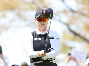 <b>홍정민</b>, '<b>KLPGA 챔피언십</b>' 3R 5타 차 단독 선두.. '첫 메이저 우승 눈앞'