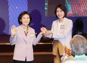 [21대 대선] <b>김혜경</b> '후방 지원' vs 설난영 '광폭 행보'...배우자들 대리...