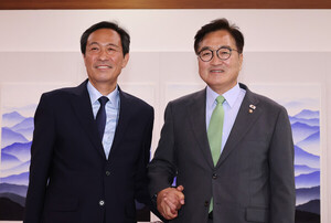 <b>우상호</b> 정무수석, 국회의장-여야 대표 예방…키워드는 '소통·협력', 김...