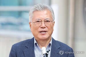 법원, 文 뇌물 사건 이송 불허…국민참여재판 여부 9월 결정