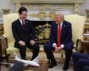 이대통령, 트럼프에 김정은 면담 제안…트럼프 "올해 추진"