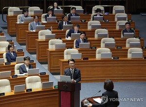 [대정부질문] 김민석, '<b>개헌</b>해도 李 대통령 연임 <b>불가</b>냐' 질문에 "그렇다...