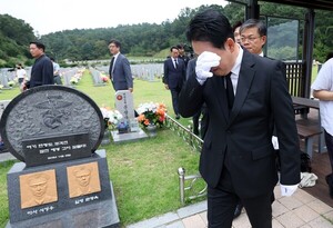 대전현충원 간 장동혁 대표, 천안함·연평도·채<b>상병 묘역</b>에 헌화… "채...