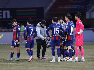 2부 강등 후 고개 숙인 수원FC 선수들