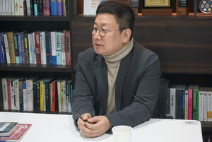 [경제인터뷰] 홍춘욱 '트럼프 리스크·AI 버블' 경계..."5천은 갈 수 있... - 뉴스 썸네일 이미지