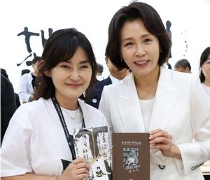 김혜경 여사, '<b>문재인</b>의 독서' 들고 사진촬영…정청래 "文이 '잘했다'고...